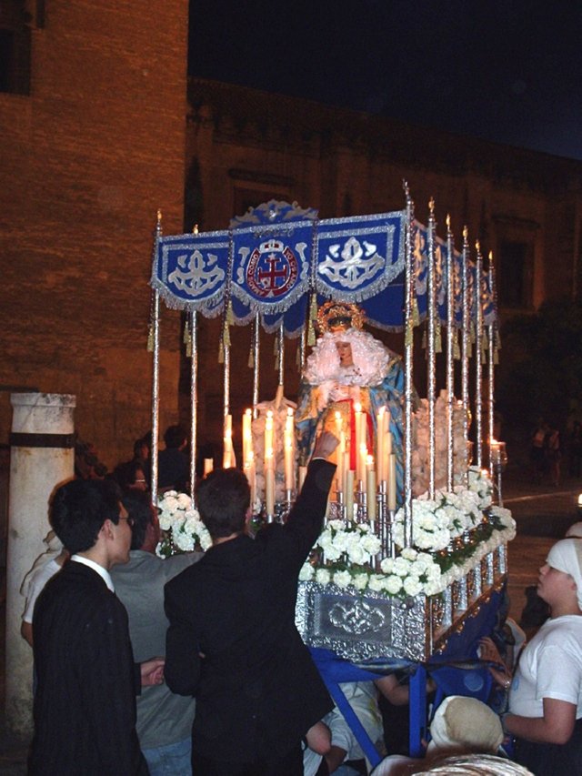 P5210078  Kaarsje aansteken bij Virgen del Populo - Cruz de mayo - Sevilla